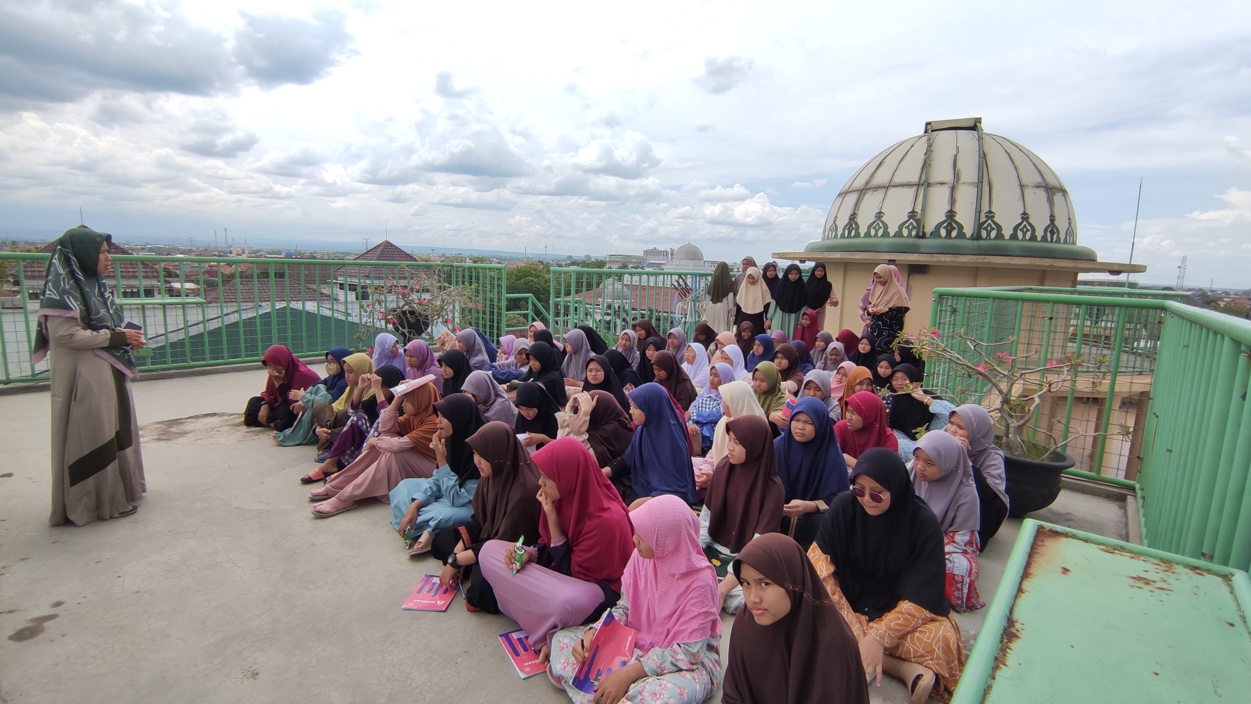 ANGGOTA CASA JR PUTRI MENGENAL LINGKUNGAN OBSERVATORIUM ASSALAAM